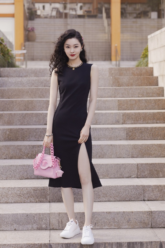 青春感|宋轶真有神仙姐姐的气质,穿方领吊带连衣裙青春感满满,温柔优雅