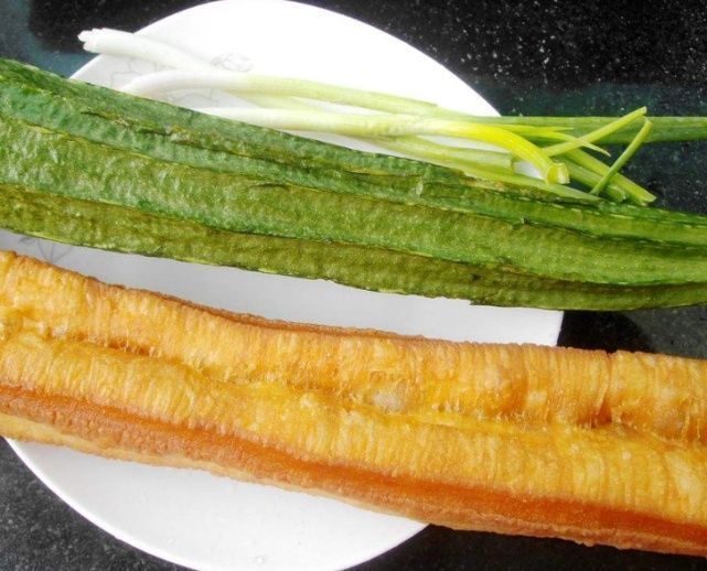 丝瓜炒油条|这菜越吃越养人，天然的“褪黑素”，比肉便宜，补水润肤，皮肤变白了