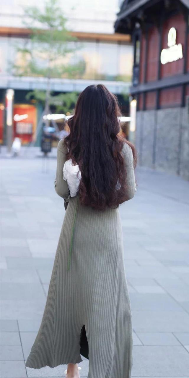 绝色|小妹妹的裙子很有特色,绿V领毛线裙,绝色气质美女