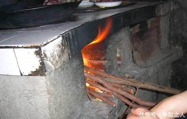 农村|农村人都知道,城里人见不到的,地锅做的菜才是最香最好吃的