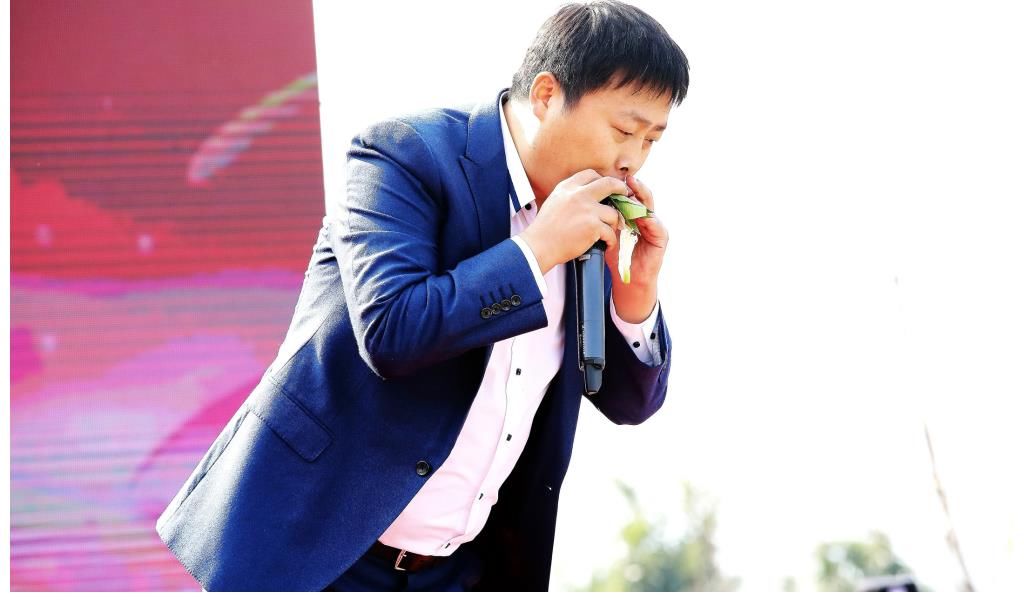 笛子|他假冒農(nóng)民在星光大道一夜成名，如今住豪宅娶嬌妻，過的比蜜甜