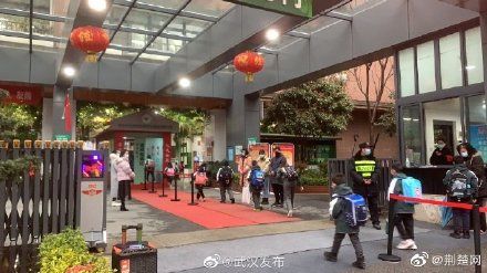 武汉中小学幼儿园今日开学 交通压力比往年大