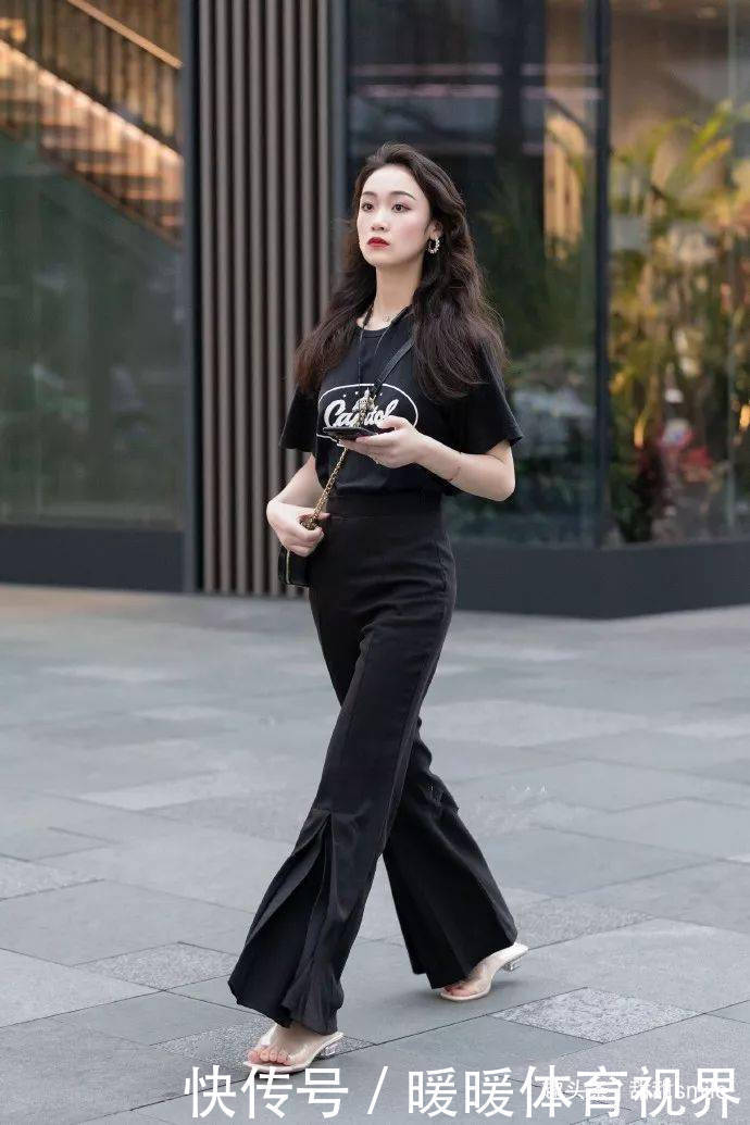 小个子的女生可以搭配一双粗跟的高跟鞋,很时尚且很减龄