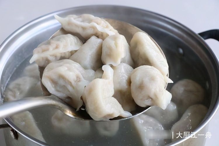 同样是煮饺子,盖锅盖煮和不盖盖煮区别挺大,学会在煮不吃亏