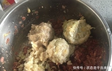 鲜嫩|做酸菜饺子时,掌握调馅技巧和用料,饺子鲜嫩多汁,越吃越好吃!