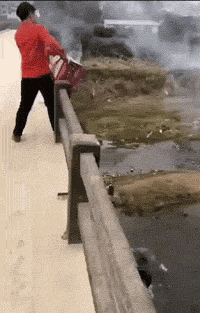 |搞笑笑话,动图:一拳一个歹徒,轻轻松松