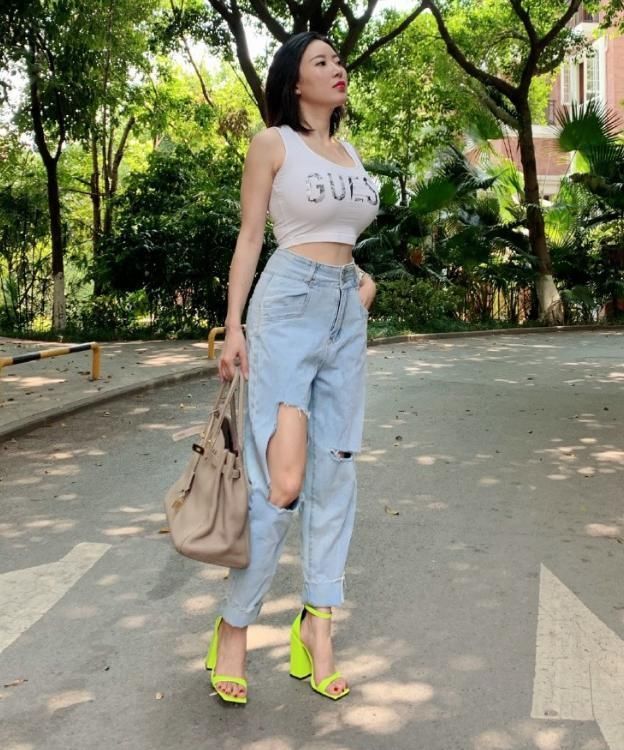 展现|贵妇真够潮的,裤子特意剪个“大窟窿”,只为展现个性