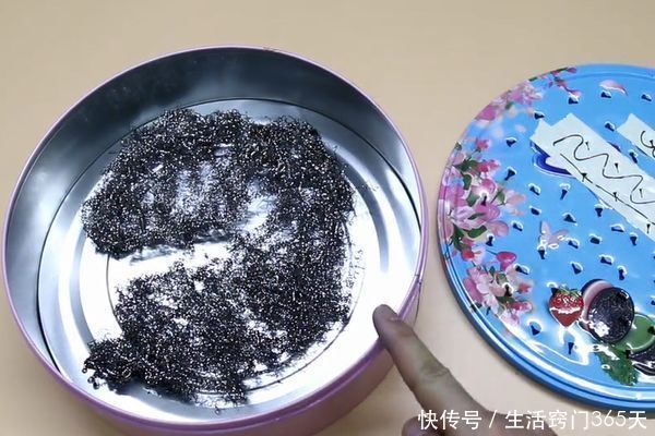 把钢丝球放进铁盒子，真是太厉害了，解决了夏天很多家庭的烦恼！