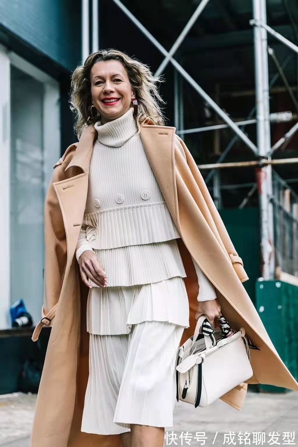 卫衣|知性又气质!大龄博主这几种大衣穿搭法,时尚减龄,适合中年女人