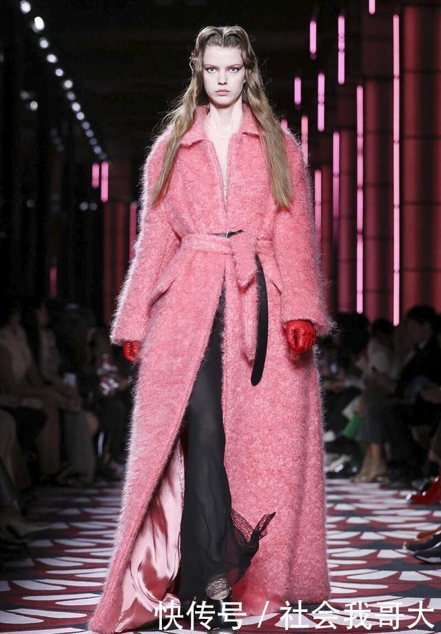 怪不得彩色大衣这么火,活泼时尚还吸睛,满大街都是在衬托它