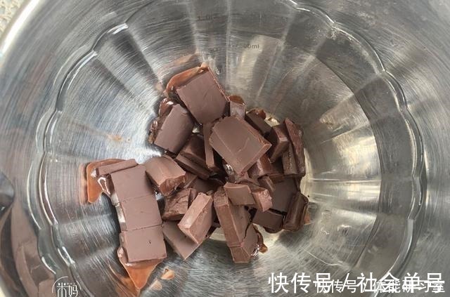 最近很火的网红爆浆蛋糕，看着很好看，做也简单，新手也能零失败