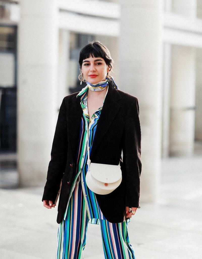 洋气|小方巾怎么系好看?当成手链优雅洋气,绑在辫子上复古又有气质