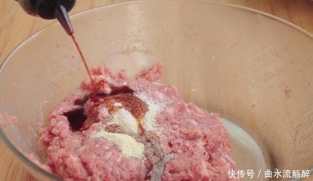 酥脆|炸肉丸有人放面粉,有人放淀粉,这才是正确做法,外酥里嫩超级香