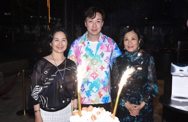 高级感|何超琼参加富婆宴会,土味花外套穿出高级感,同框小鲜肉笑容满脸