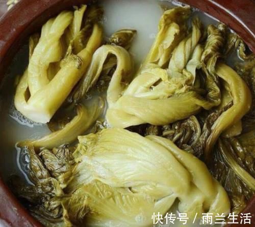 外婆用了50年的腌酸菜诀窍,牢记这4点,清脆爽口,放一年都不坏