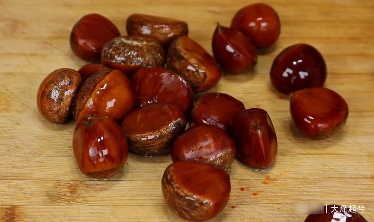 想吃板栗不用买,教你在家做,一个神奇做法,比买的还香甜绵软