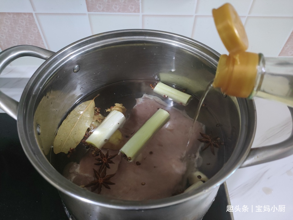 超解馋的猪肉吃法，不蒸不炒也不炖，不腻吃着健康，几十年没吃够