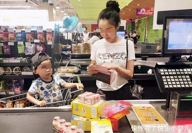 饮料瓶|孩子逛超市口渴,宝妈拿空饮料瓶结账,收银员:麻烦10倍赔偿
