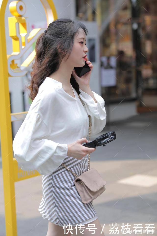 长款经典白衬衫，外搭条纹裙子，显青春时尚气质