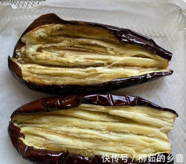 酱汁|家庭版蒜蓉烤茄子,做法很简单,鲜香入味,太过瘾了!