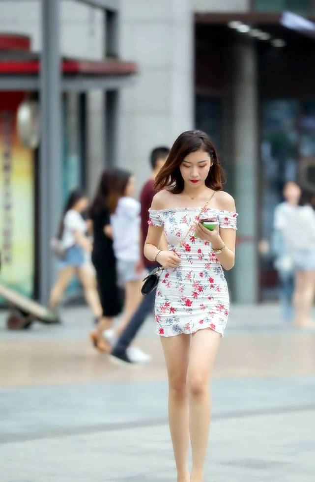 时髦|长发披肩的小美女,身穿时髦连衣裙,靓丽美极了