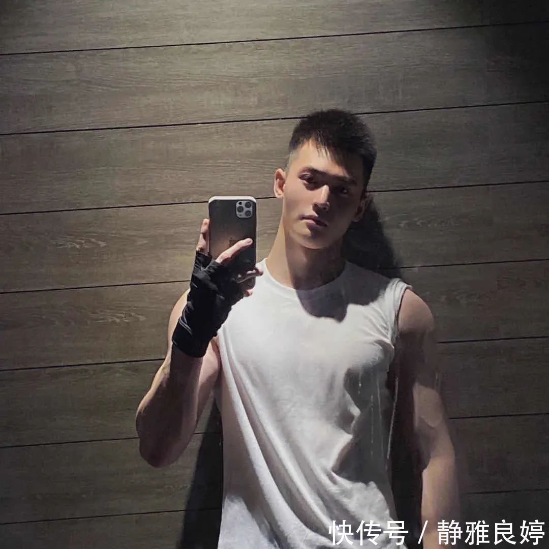 腹肌|帅气寸头小奶狗,身材挺拔高鼻梁惹人爱,疯狂赶超彭于晏