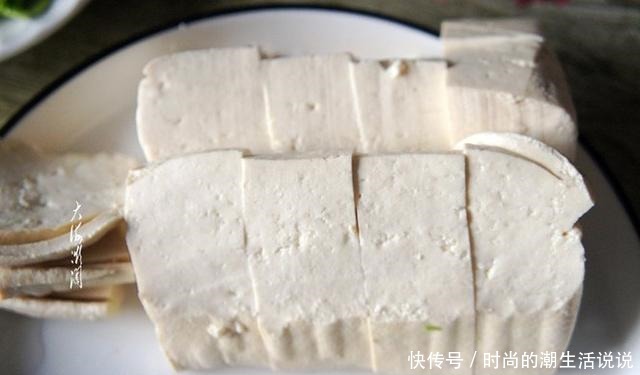 入适量|煎豆腐时,千万不要直接下锅,大厨教你1招,豆腐不破不碎不粘锅