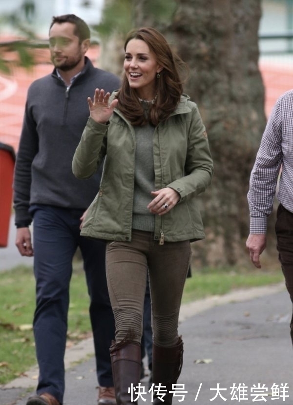 王妃|凯特王妃终于穿阔腿裤,搭配橄榄绿西装气质开挂,换个发型更惊艳