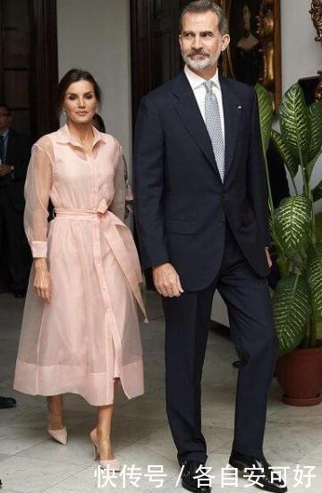 西班牙王后太惊艳!穿粉色透明纱裙美成小仙女,48岁还有颗少女心