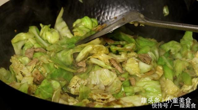 手撕包菜的正确做法，炒之前多加这1步，包菜鲜香脆嫩更入味