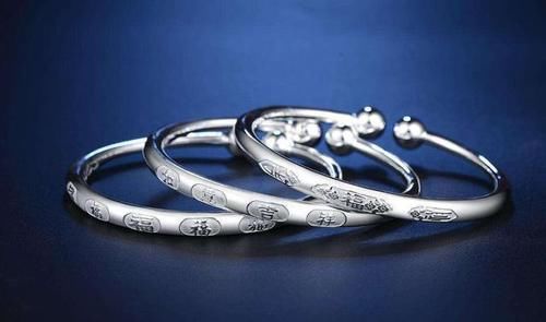 女性长时间戴“银手镯”，会给身体带来哪些好处？转给家里人看看