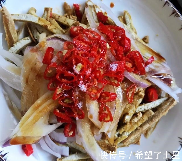 油豆腐|油豆腐丝拌洋葱,家常小菜,爽口又开胃!