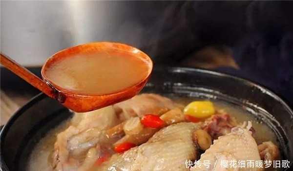 清炖鸡汤,直接炖大错特错!水中加点它,新鲜无腥味,营养少流失