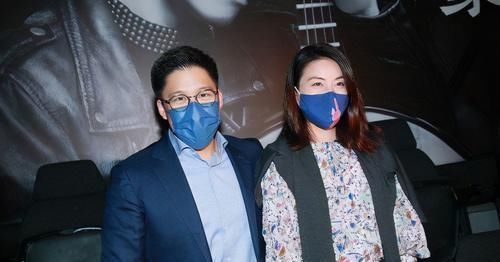 孟晚舟|郭晶晶难得时髦一回,学孟晚舟针织衫披肩头,挑染红发更抢眼