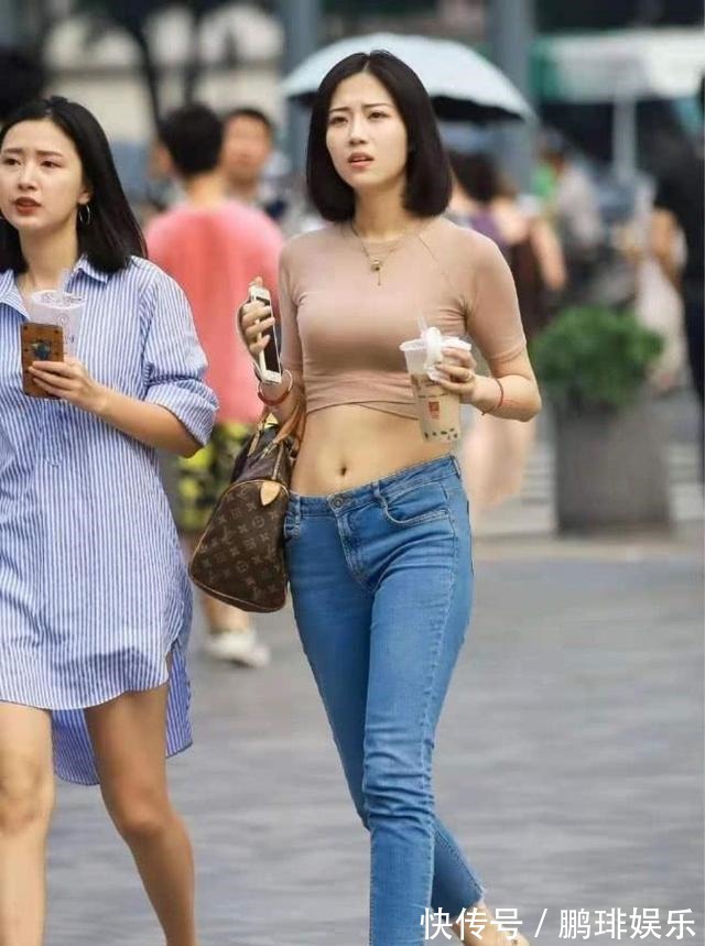 穿搭 高腰牛仔裤的穿搭方式显瘦,展现纤细的小蛮腰