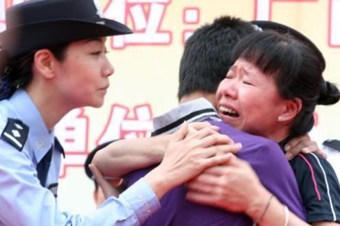 莉莉|陌生“奶奶”喊娃小名,想拐走孩子,妈妈急中生智的做法让人称赞