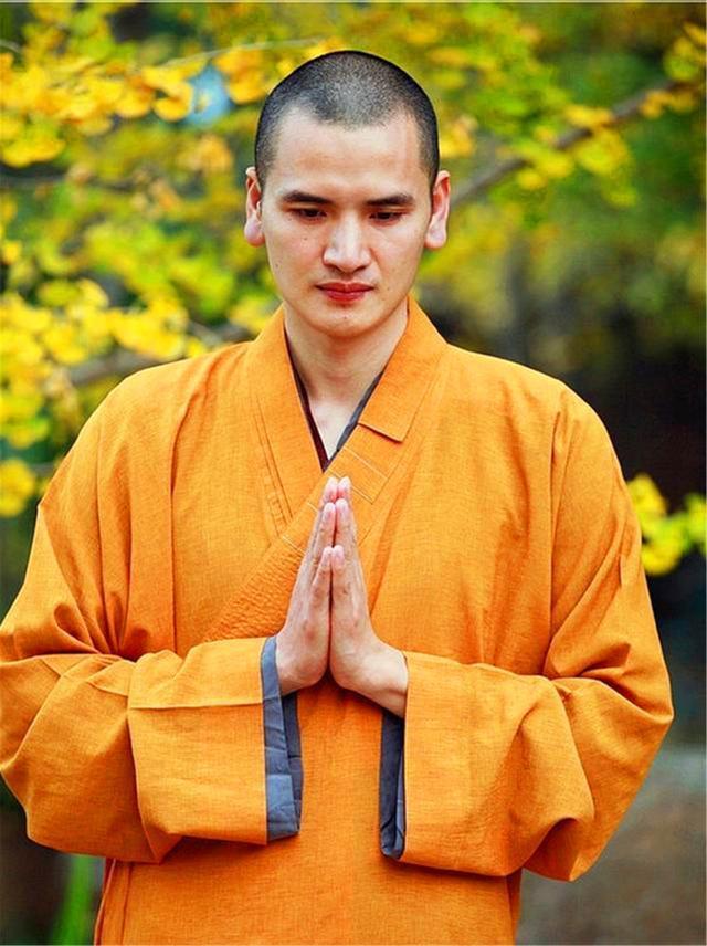 佛歌$还记得因长得太帅而走红的和尚吗?富婆为追他跑去上香,如今怎样