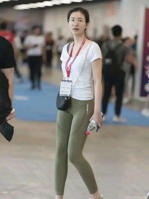 长裤 姣好的容颜搭配一条温柔的瑜伽裤，把身姿的美感放大，简约优美