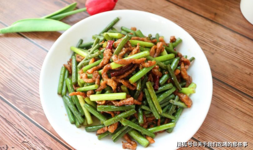 蒜薹炒肉丝，和厨师学了2招，蒜薹又绿又脆，肉丝又嫩又滑，真香