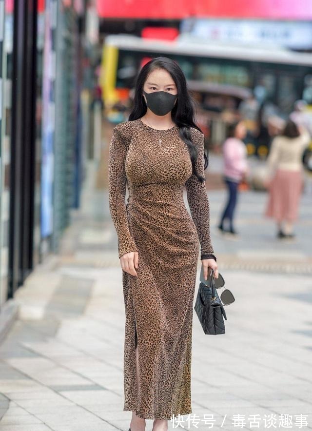小姐姐|美女搭配灰色露肩连衣裙,美得令人惊艳,帅气时髦