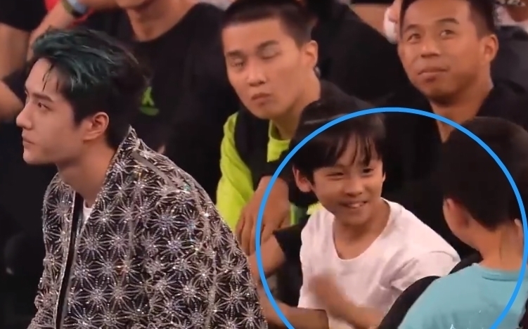 街舞总决赛花絮,王一博跟小朋友握手后,身后小男孩的表情太真实