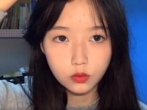 女孩化了款学生淡妆后，居然让女生都觉得过于清纯，男生：瞬间就想表白