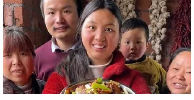 千万网红桃子姐获央媒力捧，牛爱芳却遭网曝，白岩松早已透露真相