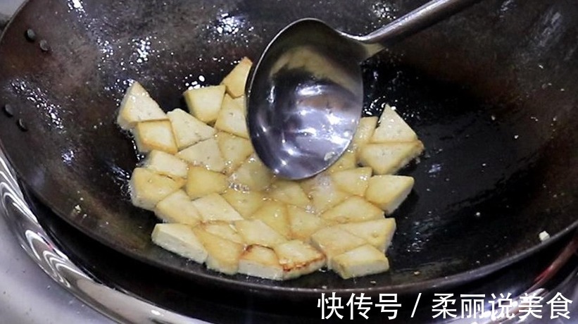 豆腐里打入三个鸡蛋,原来这么好吃,金黄香酥,轻松解决家人早餐