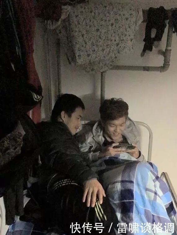 |搞笑PS:求大神帮我P成在路边尿尿,要霸气一点!