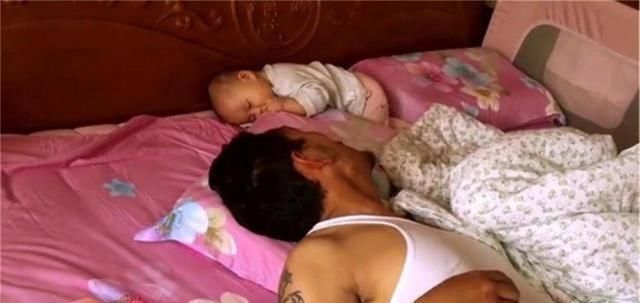 宝宝|奶爸带娃睡觉,醒来没看到娃,放大爸爸的表情,忍不住笑出声