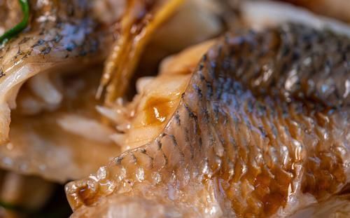 做清蒸鱼,需要放盐腌制吗?厨师长教你正确做法,鱼肉鲜美嫩滑