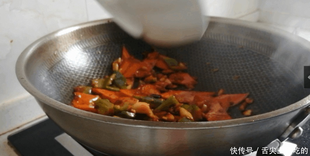 做出|大白菜怎么吃?白菜百吃,一碗芡汁,做出不一样的味道