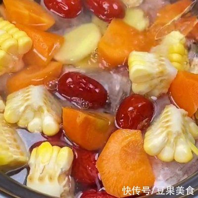 清甜|玉米排骨汤清甜营养又健康，做法还很简单
