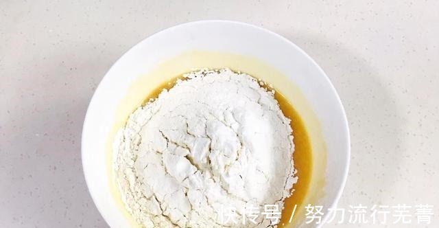 搅拌均匀|酥到掉渣的椰蓉酥饼，一口香酥，两口满足！